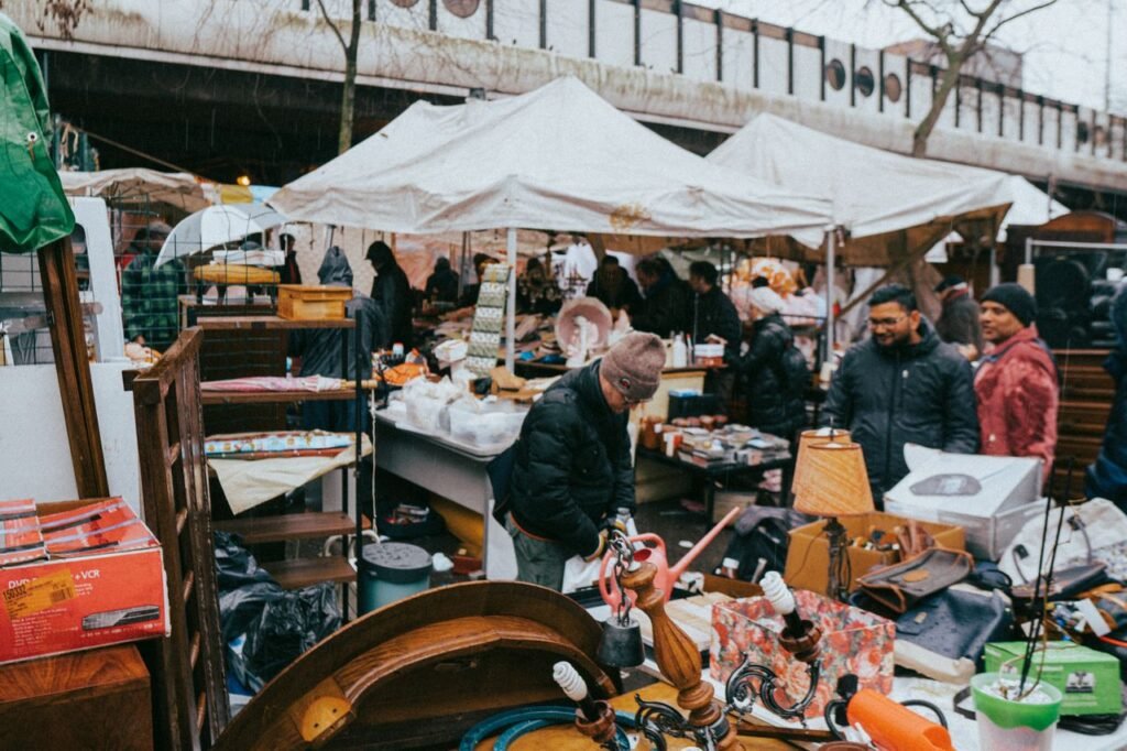 أجواء حيوية في أحد أسواق السلع المستعملة في باريس خلال يوم شتوي بارد تتخلله أكشاك متنوعة ومتسوقون.